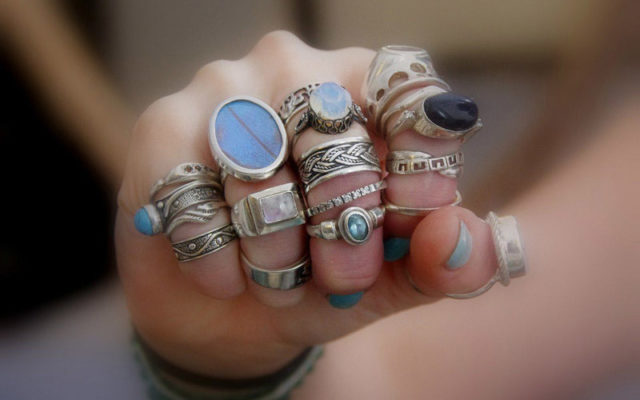 На каком пальце носить кольцо