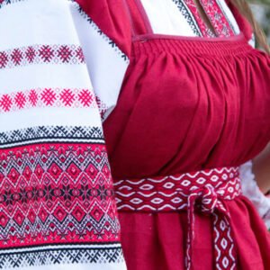 Русский народный костюм алый
